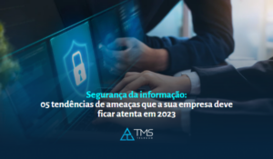 pessoa digitando em seu laptop com um cadeado na tela, simbolizando a segurança cibernética