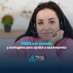 mulher jovem com um headset satisfeita com as vantagens do pabx em nuvem para sua empresa