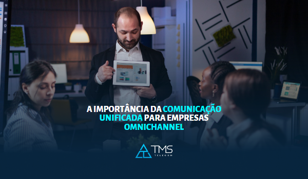 Equipe de trabalho em reunião empresarial discutindo estratégias e a importância da comunicação unificada para empresas Omnichannel