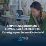 Empreendedora sorridente trabalhando em seu ateliê de moda, visualizando um laptop. O texto na imagem destaca 'Empreendedorismo e Comunicação Eficiente: Estratégias para Sucesso Empresarial', simbolizando como empreendedores podem utilizar a comunicação eficiente para prosperar nos negócios. Logo da TMS Telecom no canto inferior centralizado.