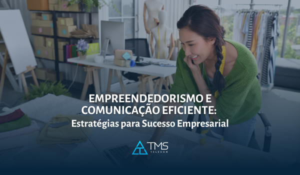 Empreendedora sorridente trabalhando em seu ateliê de moda, visualizando um laptop. O texto na imagem destaca 'Empreendedorismo e Comunicação Eficiente: Estratégias para Sucesso Empresarial', simbolizando como empreendedores podem utilizar a comunicação eficiente para prosperar nos negócios. Logo da TMS Telecom no canto inferior centralizado.