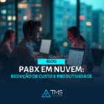 Uma representação moderna de comunicação empresarial em nuvem: um escritório digital conectado globalmente, com funcionários atendendo chamadas via dispositivos diversos (notebooks, smartphones, headsets), enquanto ícones de conectividade (nuvem, Wi-Fi, segurança) simbolizam um sistema de PABX em Nuvem eficiente. O ambiente transmite inovação, produtividade e tecnologia avançada.
